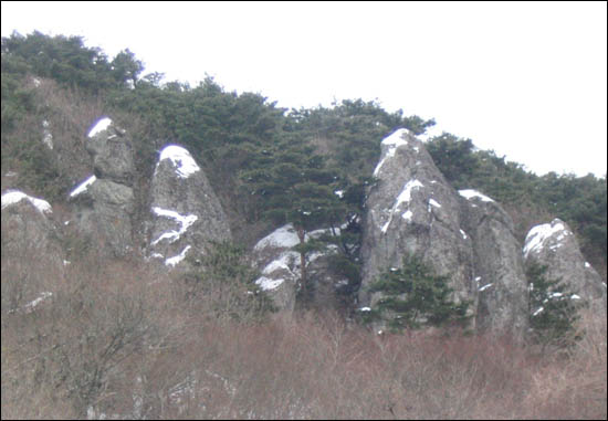 기암괴석은 마치 부처인양 